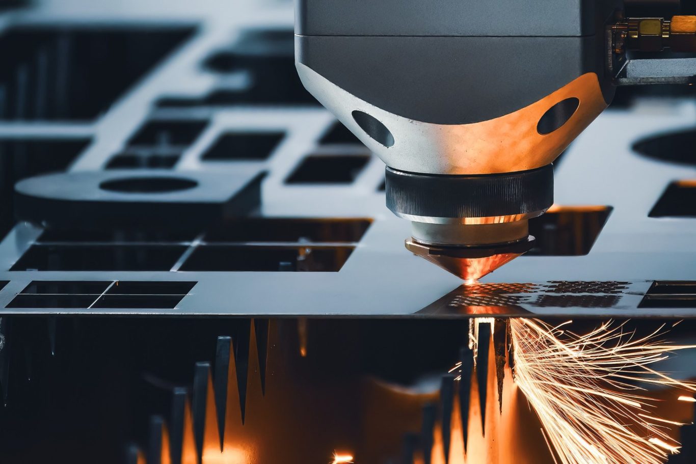 CNC-Lasern CNC-Laser schneidet präzise durch Metall mit Funkenbildung.