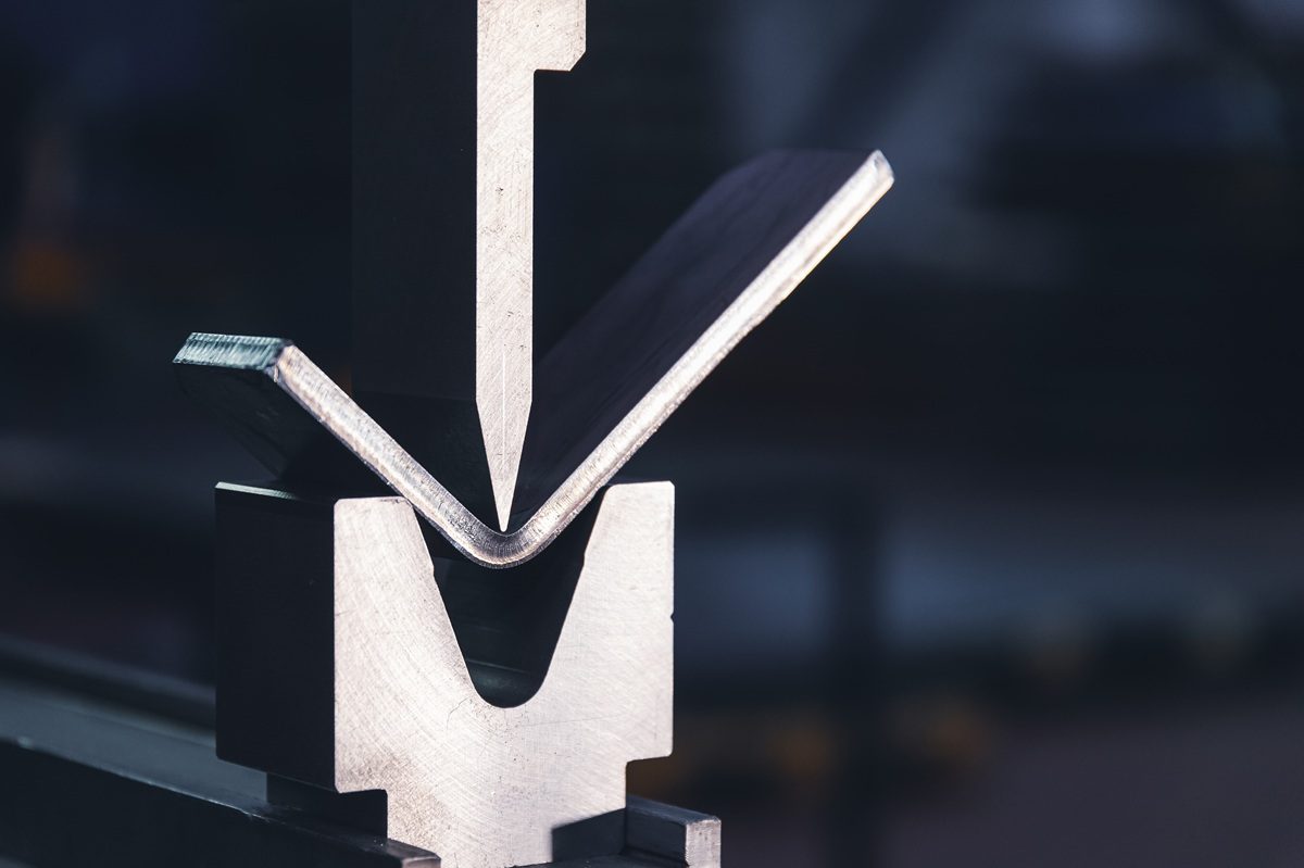 CNC-Biegebank Biegebank biegt Metallteil in V-Form